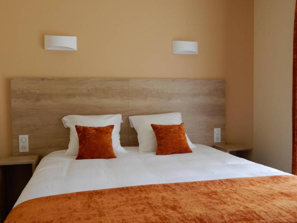 Hotel-Marinet-chambre-orange.jpg