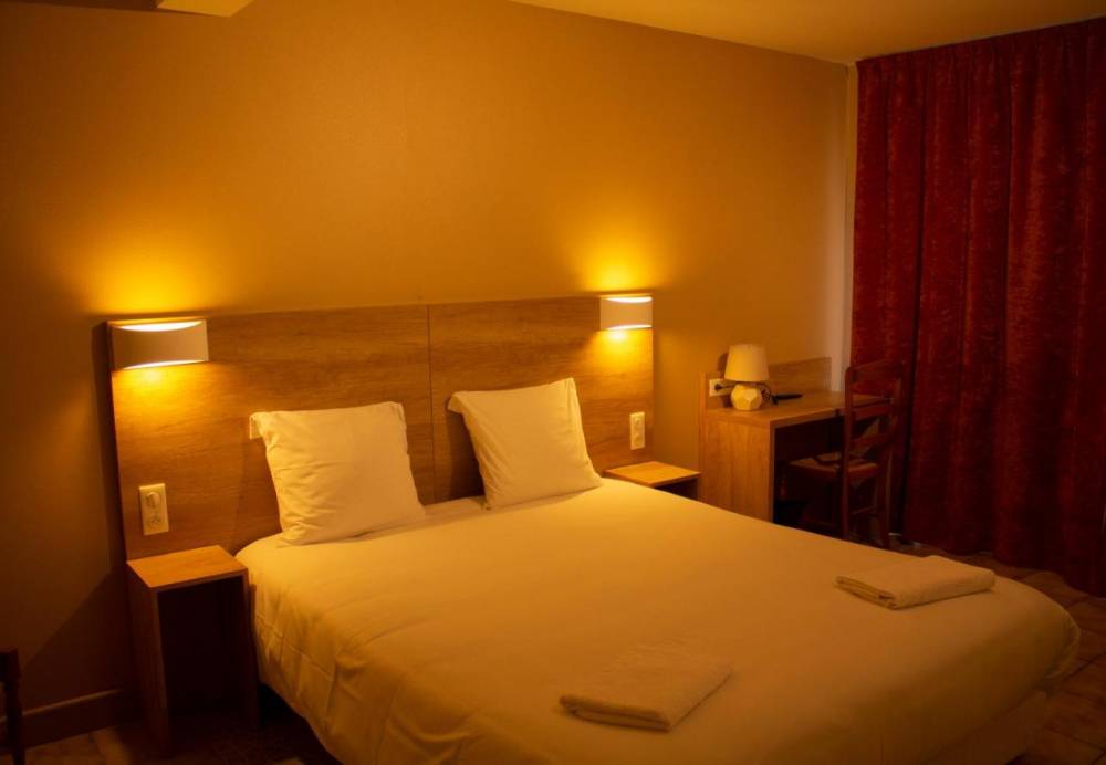 Hotel-Marinet-chambre-lampes-lumiere.jpg